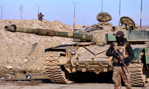 Guardias kurdos abandonan campamento en Siria, facilitando fuga de detenidos del EI