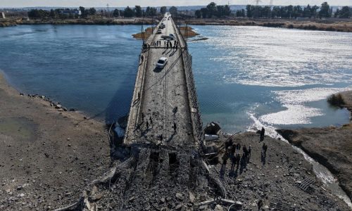 Fuerzas de gobierno sirio chocan con combatientes kurdos; imponen toque de queda por fuga de reos