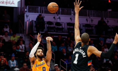 Hornets extienden su racha a seis victorias al vencer 111-106 a los Spurs