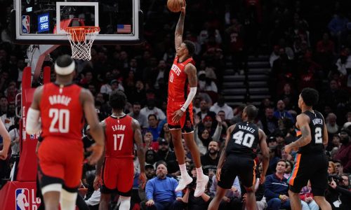 Sengun roza el triple-doble y lidera la remontada de los Rockets para vencer 111-106 a los Spurs