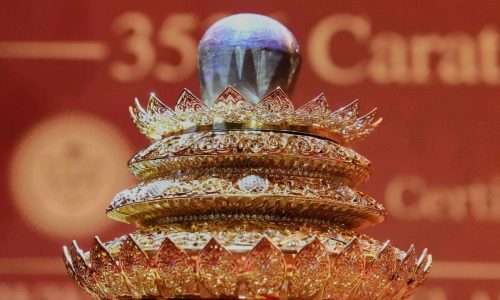 Exhiben raro zafiro estrella púrpura en Sri Lanka, el más grande de su tipo