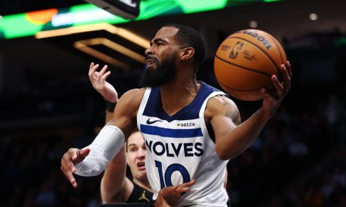 Chris Finch usually sticks with struggling Timberwolves’ vets. Will he do the same with Mike Conley?