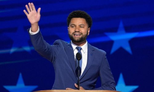 Detienen a hombre por presunta agresión al congresista Maxwell Frost en el Festival de Sundance