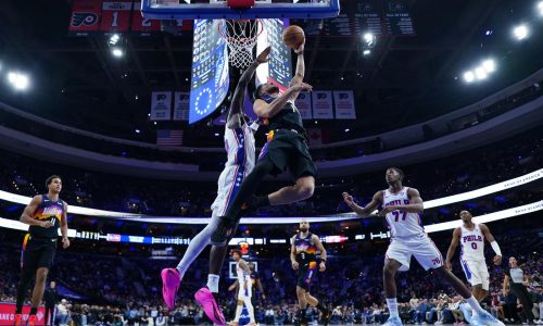 Booker anota 27, Green regresa con 12 puntos y los Suns superan 116-110 a los 76ers
