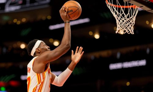 Hawks remontan y vencen 110-103 a Suns, que pierden a Booker por lesión