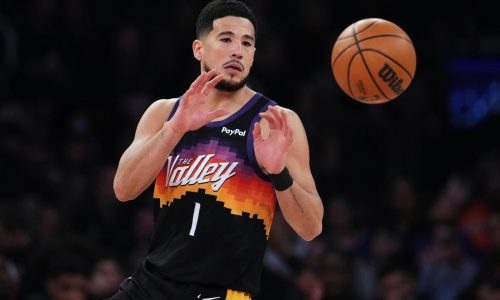 Booker regresa de lesión de tobillo y lidera a los Suns en victoria 106-99 sobre los Knicks