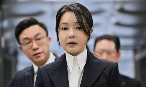 La ex primera dama de Corea del Sur es condenada a 20 meses de prisión por corrupción