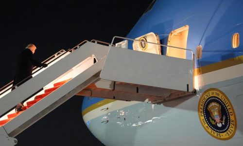 Air Force One regresa a Washington por problema eléctrico menor, informa la Casa Blanca