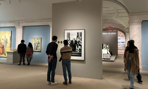 Galería del Smithsonian edita texto del retrato de Trump, elimina referencias a juicios políticos