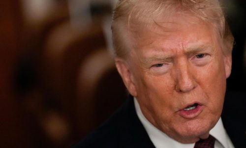 Trump mantiene en espera acción militar contra Irán mientras “explora” mensajes de Teherán