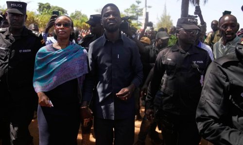 Esposa del líder opositor de Uganda relata ataque de hombres armados en su hogar