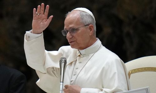 El papa León bautiza a 20 bebés en una tradición que marca el fin de la temporada navideña