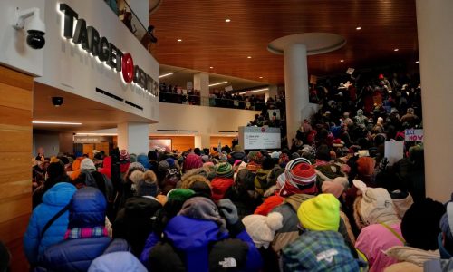 NBA pospone encuentro de Warriors y Timberwolves en Minneapolis tras tiroteo de ICE