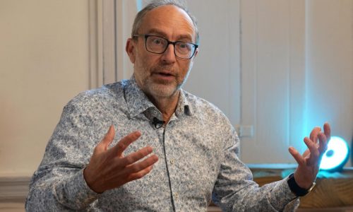 Wikipedia anuncia nuevos acuerdos de licencias de IA en su 25º aniversario