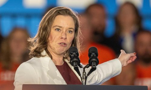 Gobernador de Wisconsin cuestiona propuesta de prohibir redadas migratorias en ciertos lugares