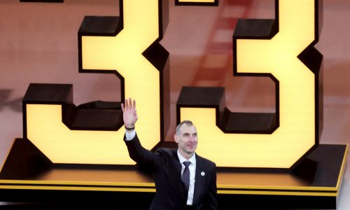 Zdeno Chara takes rightful place among Bruins greats