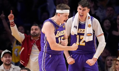 Austin Reaves anota 35 puntos y Lakers se sobreponen a lesión de Doncic para vencer 119-115 a Sixers