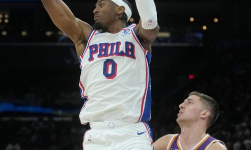 Embiid anota 33, Maxey suma 29 y 76ers vencen 109-103 a Suns, su 6ª victoria en 7 duelos