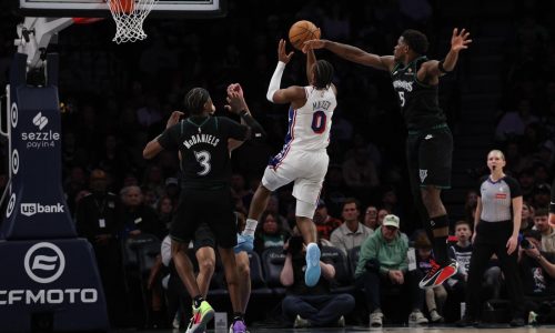 Tyrese Maxey anota 39 y los 76ers encestan 21 triples en triunfo 135-108 ante Timberwolves