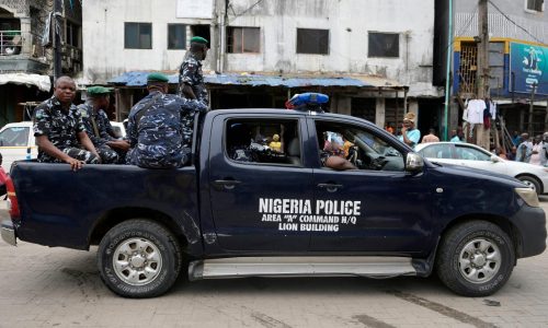 Policía de Nigeria dice que grupo armado mató a 33 en nuevos ataques simultáneos