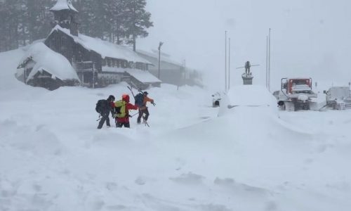 Rescatan a 6 esquiadores tras avalancha en California, pero otros 9 siguen desaparecidos