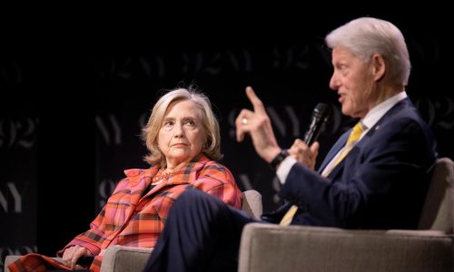 Bill y Hillary Clinton, curtidos en mil batallas, se preparan para otra pelea en Washington