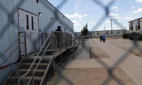 Legislador dice que US deportó a un bebé enfermo; autoridades: fue dado de alta médicamente