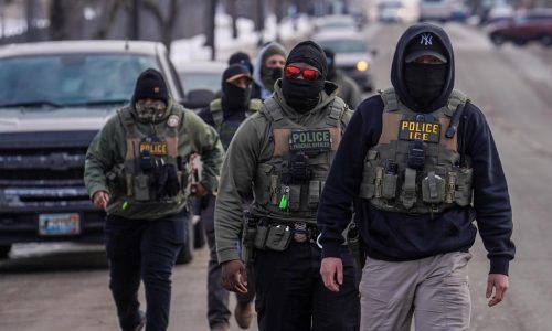 Gobierno debe pactar el derecho de detenidos en centro de ICE de Minnesota a un abogado, dice juez