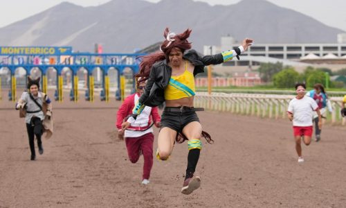 Miles de jóvenes van a hipódromo de Perú a ver carrera de caballos inspirados en videojuego japonés