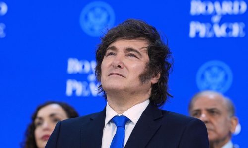 Juez argentino prohibe salida del país y cita a declarar a Tapia por irregularidades en AFA