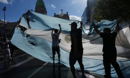 Sindicatos y opositores protestan en jornada en la que el Senado argentino trata la reforma laboral