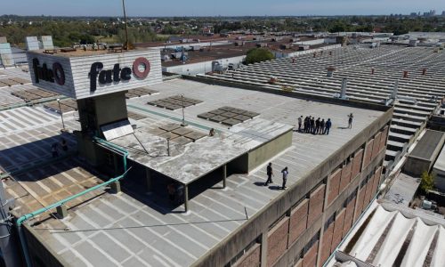 Cierre de emblemática fábrica de neumáticos suma más tensión a debate por reforma laboral de Milei