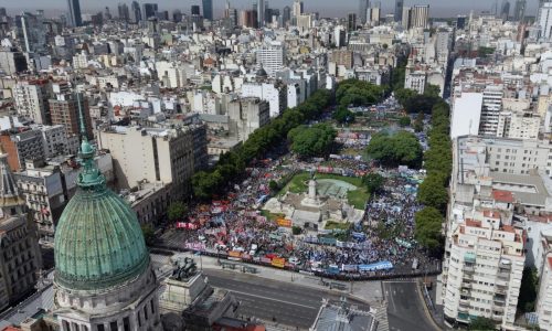 Principal central sindical de Argentina convoca a huelga general durante debate de reforma laboral