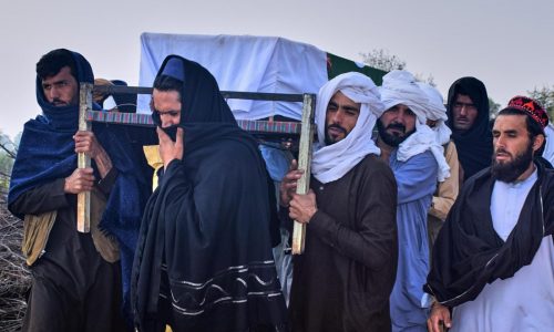 Pakistán dice que mató a más de 300 soldados afganos en ataques aéreos en Afganistán