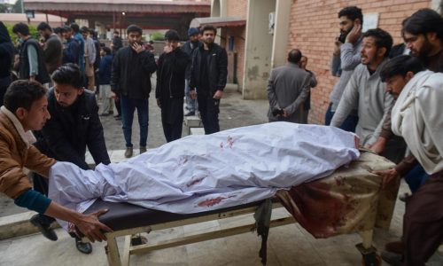 Afiliado a Estado Islámico reivindica atentado suicida con 31 muertos en mezquita chií en Pakistán