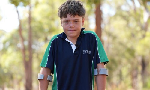 Un niño de 13 años nada durante horas para salvar a su familia a la deriva en el mar