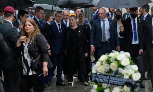 El presidente de Israel visita el sitio de la masacre en Sydney y se reúne con familias de víctimas