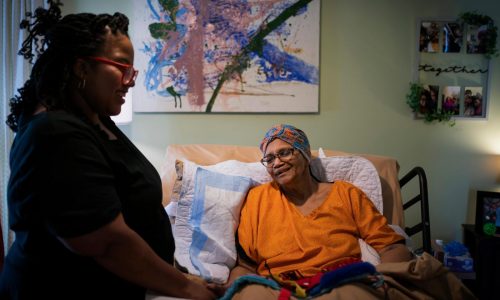 Más empleadores ofrecen licencia pagada y apoyos para cuidar a familiares mayores