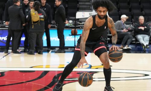 Hornets adquieren a Coby White en intercambio con Bulls, según fuente AP
