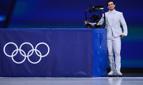 Jordan Cowan capta la alegría y la decepción como el primer camarógrafo sobre hielo olímpico