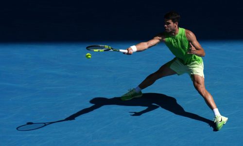 Carlos Alcaraz alcanza las semifinales en Doha pero Jannik Sinner se desinfla ante Mensik