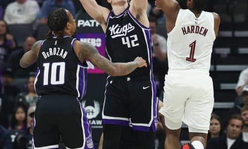 Harden anota 23 en debut con Cavaliers, que derrotan 132-126 a Kings