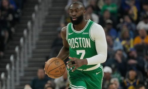 Brown ayuda a Celtics a aplastar a Warriors carentes de Curry, por 121-110