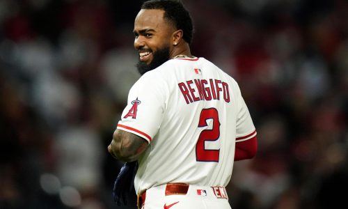 Expelotero de Angelinos Luis Rengifo llega a un acuerdo con Cerveceros, dice fuente de AP