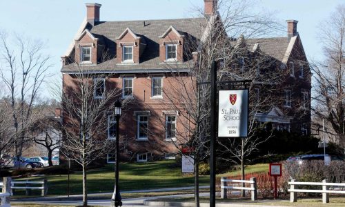 Hijo de Cher acusado de agresión simple y allanamiento en escuela privada de New Hampshire