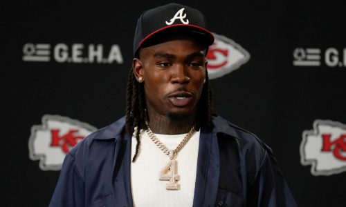 Exnovia de receptor de Chiefs presenta demanda por múltiples agresiones físicas durante año y medio