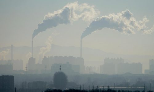 Por qué China construye tantas plantas de carbón pese a su auge solar y eólico