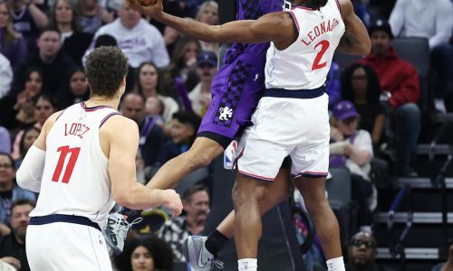 Kawhi Leonard aporta 31 puntos y Clippers superan 114-111 a Kings, que hilan 11 derrotas