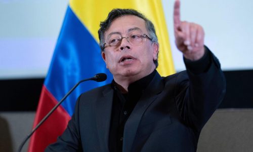 Petro busca apoyo popular en las calles en su pulso por el alza del salario mínimo en Colombia