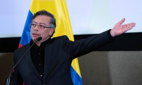 Gobierno colombiano mantendrá alza de salario mínimo de 23% tras reunión con gremios y sindicatos